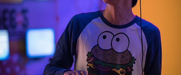 Konsep teknologi blockchain dan jaringan terdesentralisasi dengan visual node yang saling terhubung