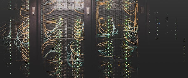 Ilustrasi keamanan siber dan proteksi data digital dengan ikon gembok dan perisai